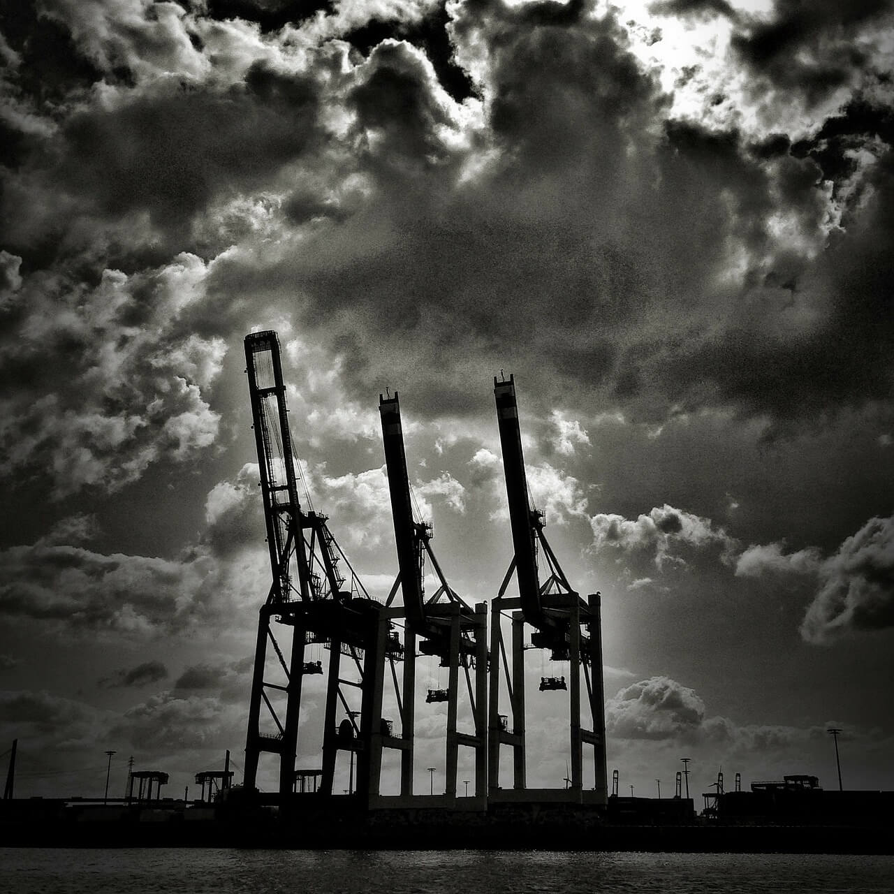 Hamburger Hafen Kräne in Schwarz Weiß